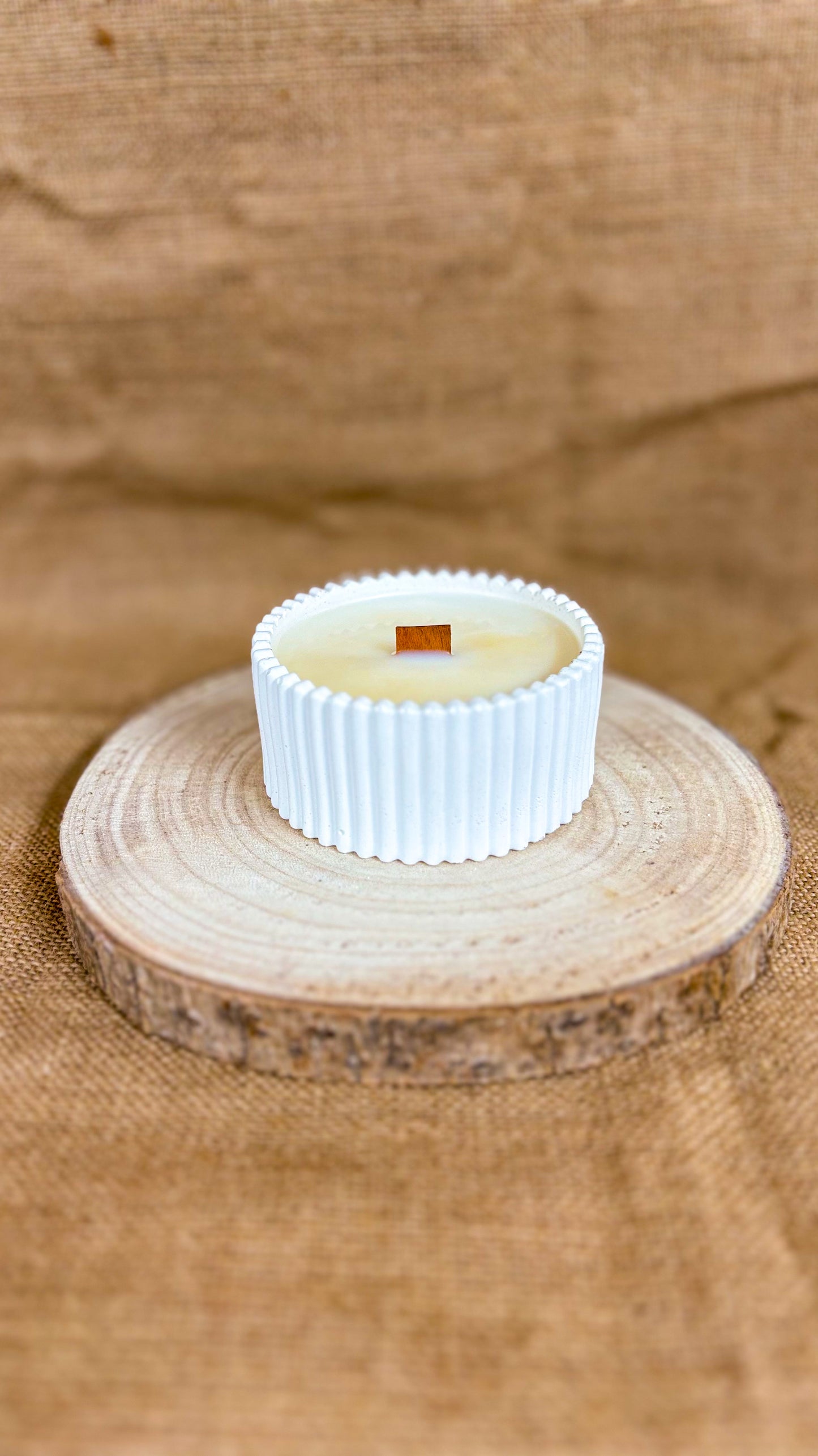 Essenza di Legno – Candela in gesso ceramico con stoppino in legno