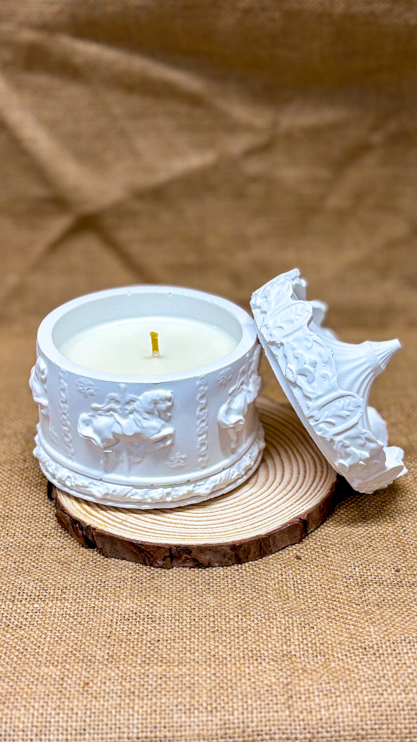 Candela “Carosello” – Candela in gesso ceramico con coperchio